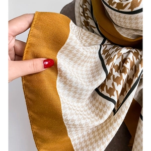 Hahnentritt-Schal in Senfgelb und Schwarz mit Seidenstruktur und Twill-Webmuster