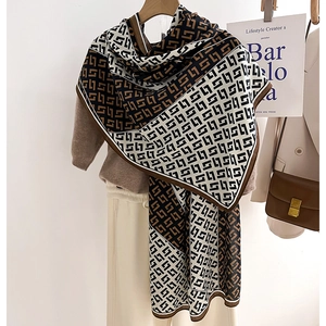 Stylish oversized scarf with geometric G pattern and tricolor拼接 design for women