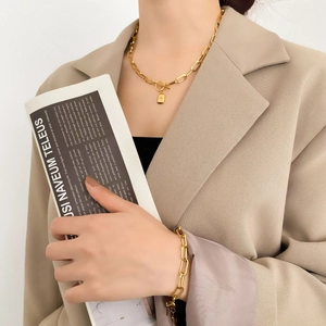 Détail d'un ensemble collier et bracelet dorés avec pendentif étoile sur un mannequin