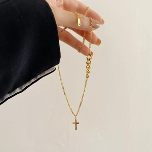 Chic collier pendentif croix plaqué or 18 carats avec chaîne au design asymétrique
