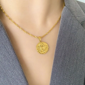 Collana con ciondolo angelo in oro con rilievo e catena a corda per un look raffinato