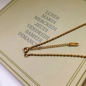 Dettaglio della collana a sfere in oro 18 carati con marchio K18 sulla chiusura a moschettone