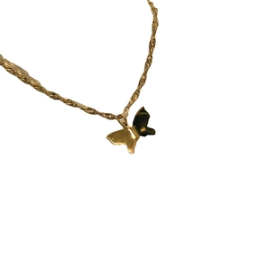 Collier pendentif papillon doré avec chaîne torsadée et ailes de papillon noires et or