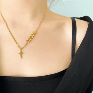 Collier Pendentif Croix Chaîne Asymétrique Acier Titane Plaqué Or Bijoux Mode Minimalistes Pour Femmes