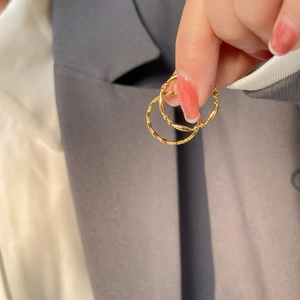 Détail d'un ensemble de bagues perlées dorées et anneau texturé pour un style superposé