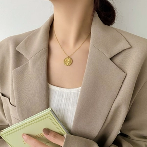 Collana con pendente a moneta d'oro retrò con ritratto a rilievo su catena sottile