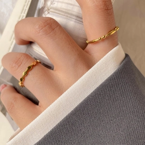 Ensemble de bagues dorées style français avec texture ondulée et perles sur le modèle