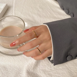 Ensemble de bagues perlées dorées de style français porté pour un look chic et élégant