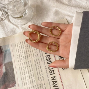 Ensemble de trois bagues dorées torsadées pour femmes au style vintage minimaliste