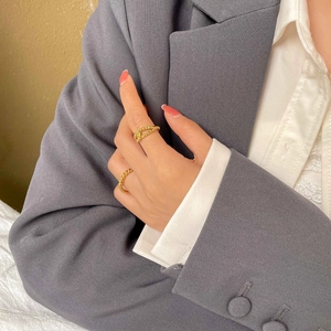 Ensemble de bagues torsadées dorées minimalistes avec nœud pour femmes porté par un modèle