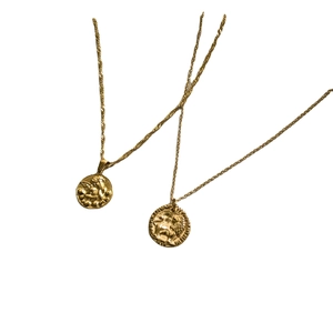 Collane minimaliste con monete d'oro con pendenti a forma di angelo e leone leone