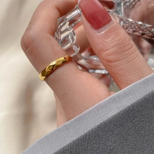 Minimalistischer, facettierter Goldring aus Titanstahl mit trendigem geometrischem Glanz