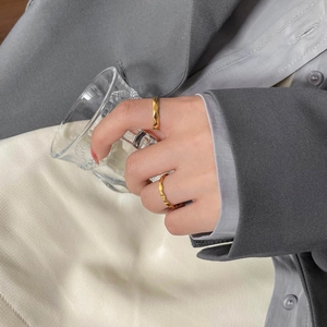 Nahaufnahme von goldenen Ringen mit Rautenmuster und Wellenform im Set für Damen