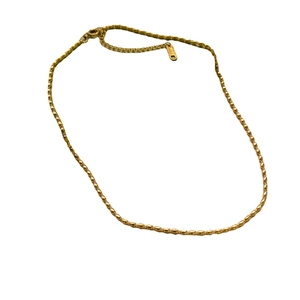 Collana di perline dorate minimalista con incisione K18 e chiusura a moschettone lucida