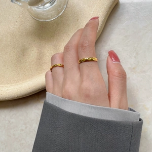 Geometrische Rhombus Facettierte Und Wellentextur Fingerringe Titanstahl Minimalistischer Vergoldeter Schmuck Für Damen