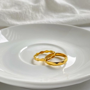 Minimalistisches Gold-Titanstahl-Ring-Set mit facettierten und gewellten Designs