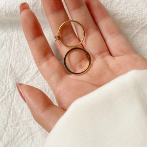 Close-up of 18K gold plated titanium steel rings with a sparkling square-cut zircon