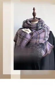 Détail de l'écharpe classique à carreaux violets avec bords tricotés et étiquette