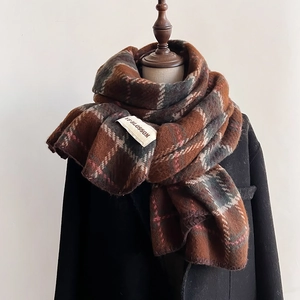 Détail d'une écharpe d'hiver à carreaux classique avec étiquette de marque YF-BLOSSOM