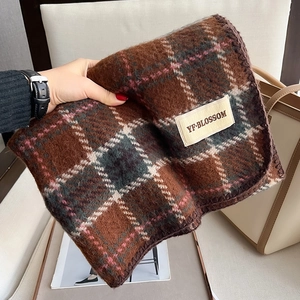 Détail de la texture du foulard à carreaux avec étiquette tissée YF-BLOSSOM