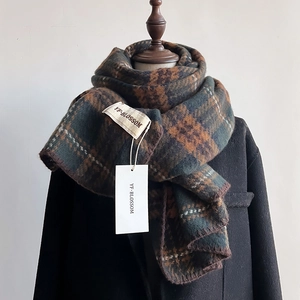 Détail de la texture de l'écharpe à carreaux vintage et étiquette sur manteau noir