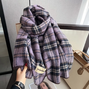 Écharpe d'hiver chic à carreaux violets avec texture épaisse pour chaleur et style