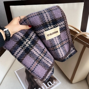 Détail de l'écharpe à carreaux bleu et violet avec texture cachemire et bords cousus main