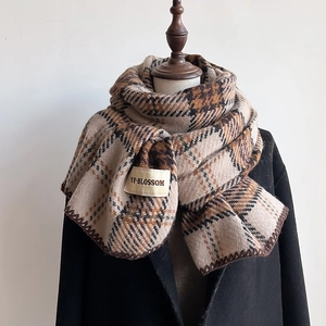 Détail du foulard à carreaux kaki avec bords cousus main et étiquette de marque