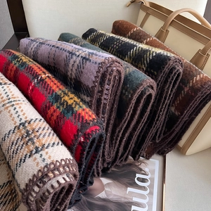 Écharpes en maille à carreaux classiques en diverses couleurs pliées avec style