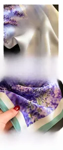 Vue macro du foulard en soie à fleurs de lavande avec coutures fines et texture soie
