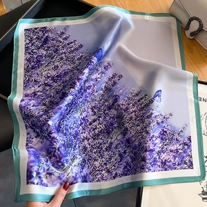Carré en soie avec imprimé floral lavande et motif papillon pour femmes élégantes