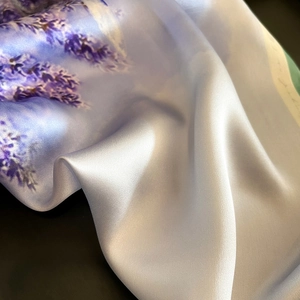 Foulard en soie imprimé lavande violette avec texture brillante et drapé élégant