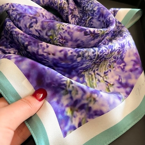 Foulard en soie de mûrier avec imprimé floral lavande et finition satinée