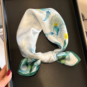 Carré En Satin De Mûrier Imprimé Floral Élégant Léger Respirant Foulard Cheveux Cravate Accessoire Mode Pour Femmes