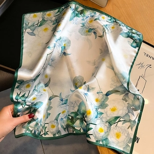 Carré en soie de luxe avec imprimé fleuri de camélias blanc et vert élégant