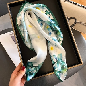 Écharpe élégante en soie avec imprimé camélia vert sur fond blanc accessoire de luxe chic