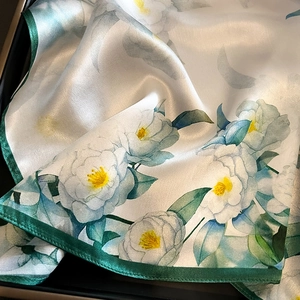 Carré de soie luxueux avec imprimé floral de camélia blanc et feuilles vertes