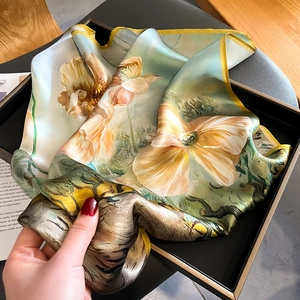 Carré en soie 53cm aux motifs floraux verts et bords roulés jaunes en satin brillant