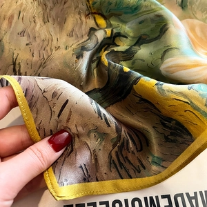 Foulard en soie 53cm avec imprimé de peinture impressionniste et bords roulés à la main