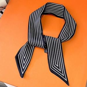 Écharpe étroite en soie à rayures noires et blanches sur un fond orange vif élégant