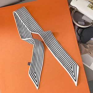 Écharpe longue twilly en soie à rayures noires et blanches sur fond orange vif