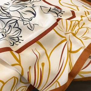 Écharpe élégante en laine synthétique avec motif floral jaune et bordure marron