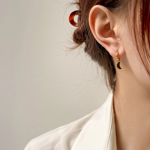Boucles d'oreilles créoles lune dorées asymétriques au style minimaliste et élégant