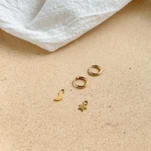 Boucles d'oreilles asymétriques minimalistes dorées lune et étoile sur pierre texturée