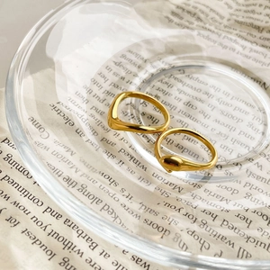 Minimalist 15k gold plated geometric snake and wavy ring set on clear glass dish