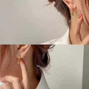 Boucles D Oreilles Créoles Asymétriques Étoile Et Lune Acier Titane Plaqué Or Simple Minimaliste Bijoux Célestes Femmes