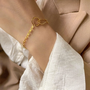 Bracelet géométrique asymétrique en or avec chaînes à billes et à boîtes pour femmes