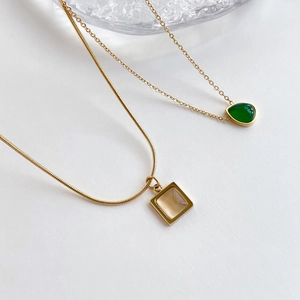 Collier doré minimaliste avec goutte d'agate verte et pendentif carré en œil de chat