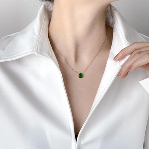 Collier minimaliste en or 18 carats avec pendentif goutte en agate verte pour femme