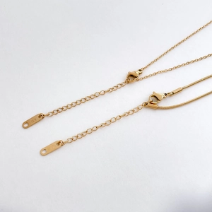 Détail du fermoir mousqueton doré et chaîne d'extension avec poinçon K18 sur le collier